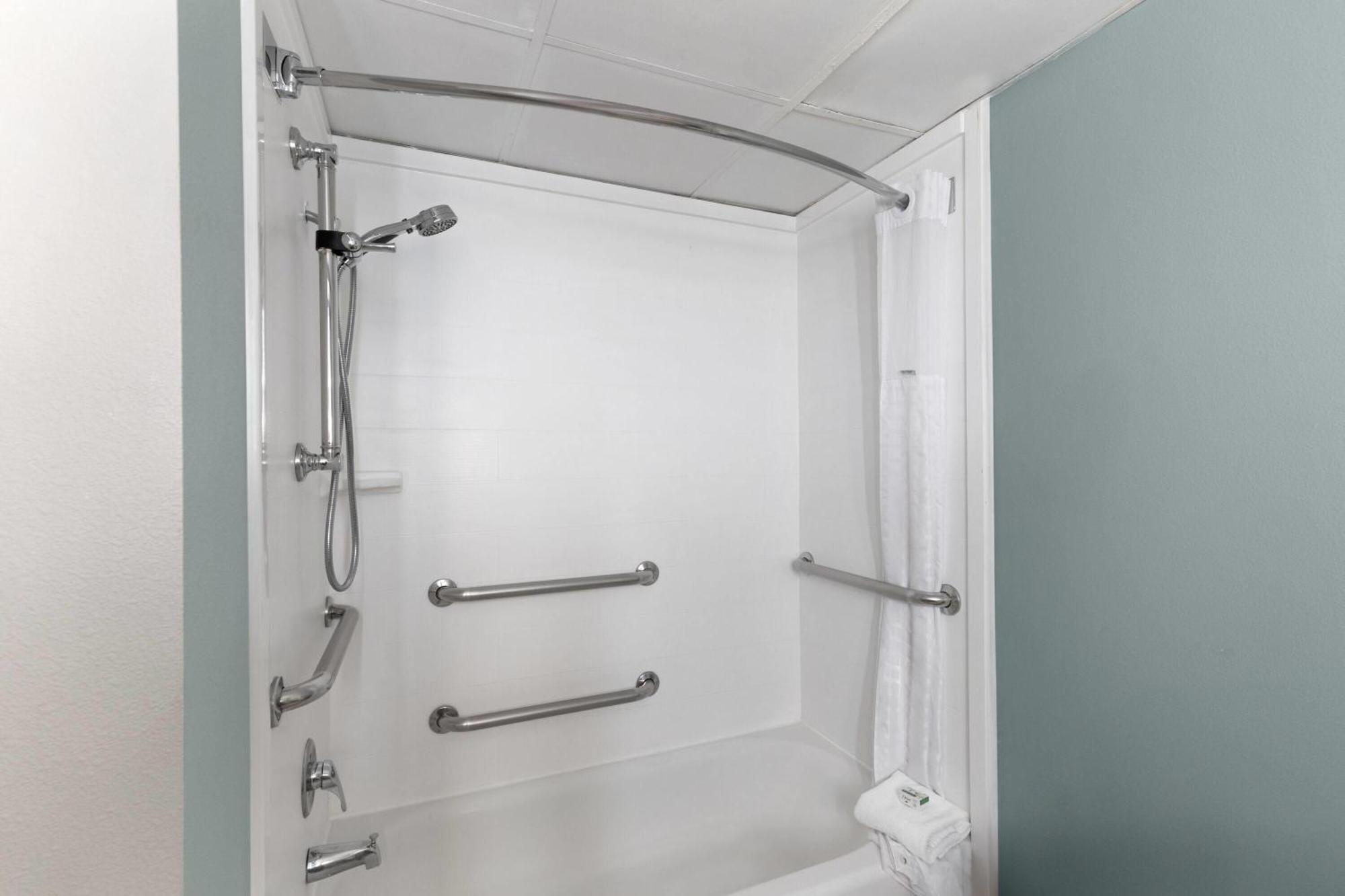 King Suite Mobility Access Bathtub Grab Bars Non-Smoking,1685060562:JPEG