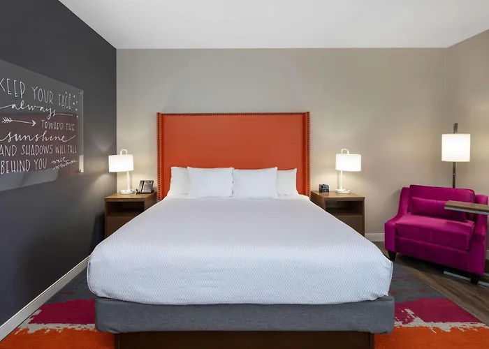 Hotel near College: La Quinta By Wyndham Greensboro Airport High Point